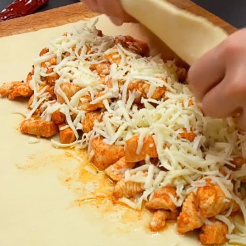 Pokrój kurczaka i zawiń go w ciasto francuskie. To proste i szybkie danie zachwyca wyglądem oraz smakiem