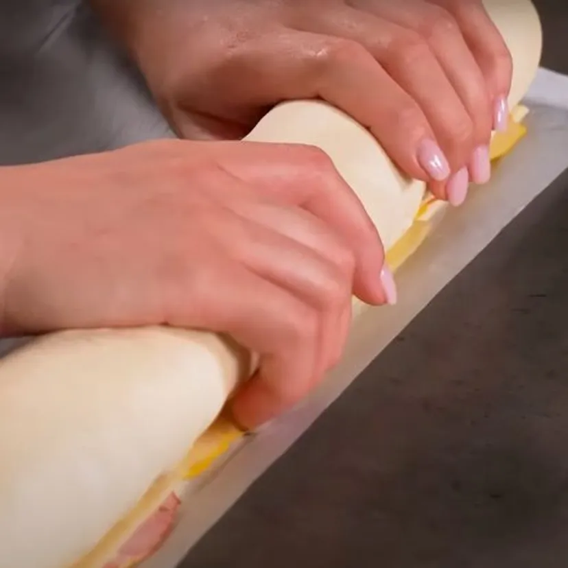 Zawiń szynkę i ser w ciasto francuskie. Ta kolacja nie ma sobie równych