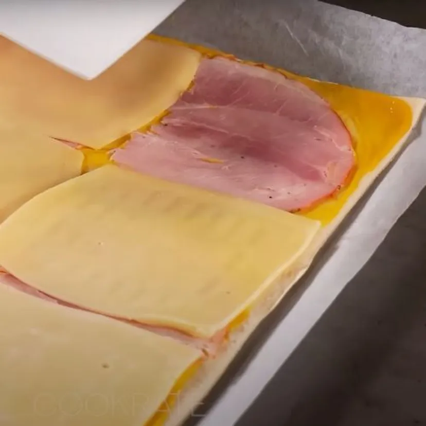 Zawiń szynkę i ser w ciasto francuskie. Ta kolacja nie ma sobie równych