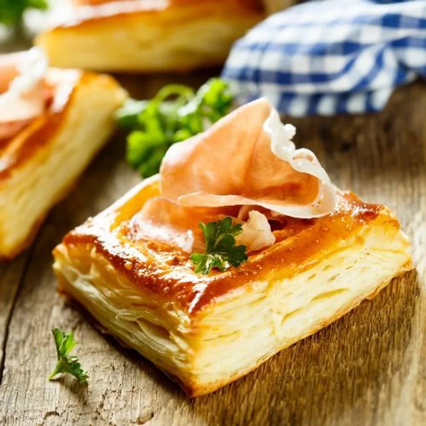 Rozłóż na cieście francuskim i wstaw do piekarnika. Przekąskę na sylwestra zrobisz w 30 minut