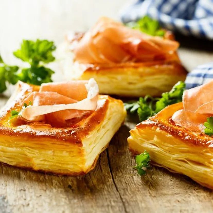 Rozłóż na cieście francuskim i wstaw do piekarnika. Przekąskę na sylwestra zrobisz w 30 minut