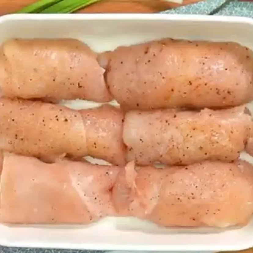 Zawijam ananasa w filet z kurczaka i wstawiam do piekarnika. Te roladki to hit w moim domu