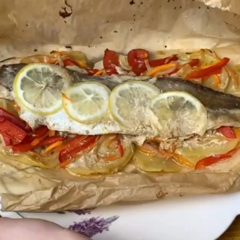 Zawijam wszystko w papier, kładę na blachę i zapiekam. W chwilę mam obiad na każdą kieszeń