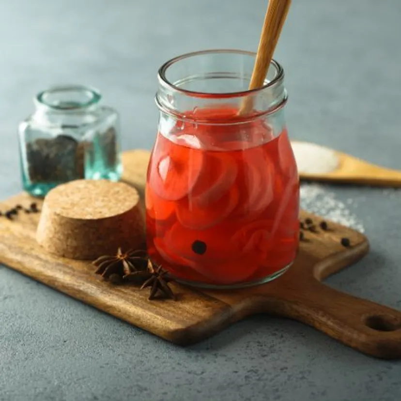 Pakuję rzodkiewkę do słoików i wlewam tę zalewę. Kiszona smakuje mi lepiej niż ogórki