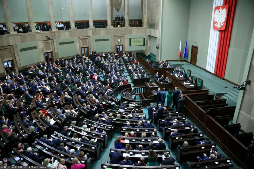 Przetasowanie w sondażu partyjnym. Tak ukształtowałby się dziś rząd