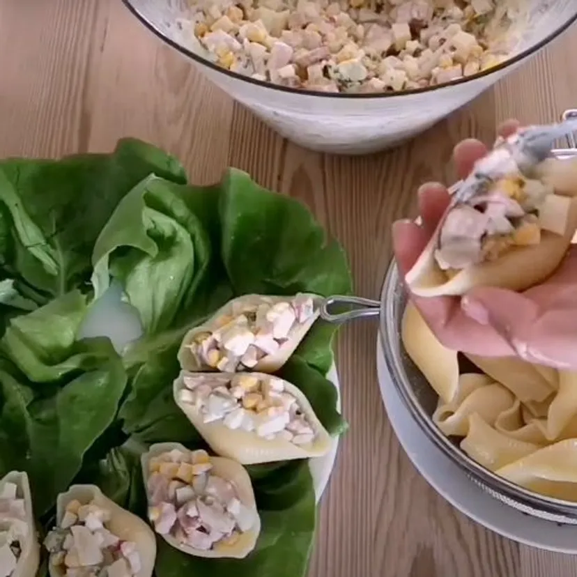 Moja mama pakuje sałatkę w makaronowe muszle i podaje na Andrzejki. Jarzynowa może się schować