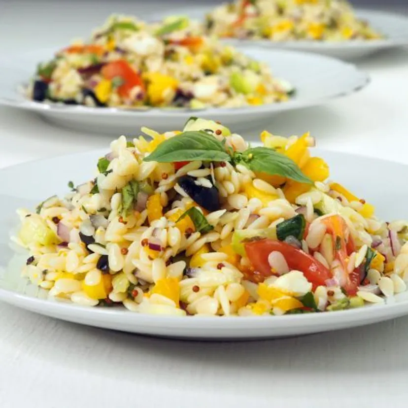 Prosta sałatka z makaronem orzo. W sam raz na pyszną kolację