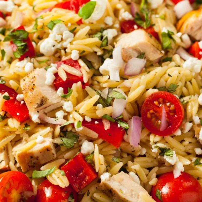 Prosta sałatka z makaronem orzo. W sam raz na pyszną kolację