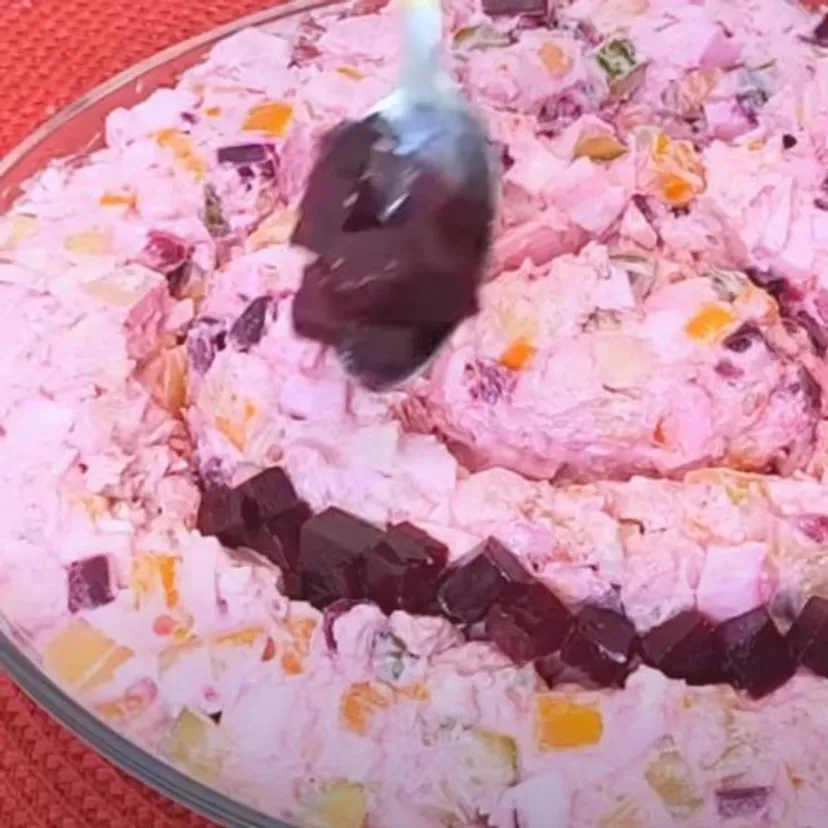 Tę elegancką sałatkę obowiązkowo podam na święta. Cała rodzina twierdzi, że jest lepsza, niż jarzynowa