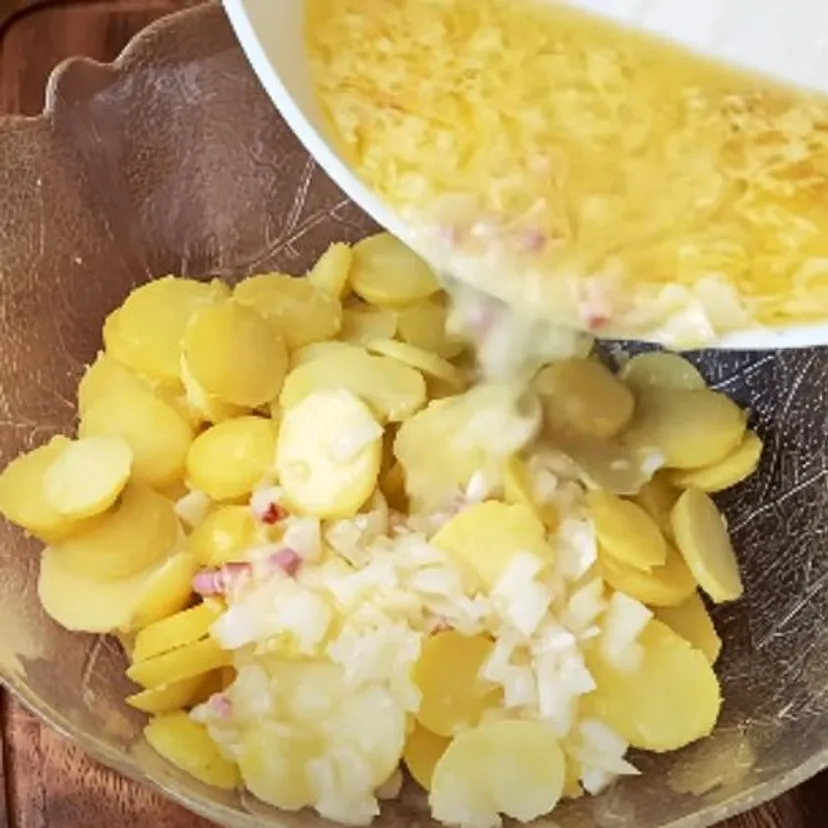 Kroję ziemniaki z ogórkiem i zalewam tym sosem. Sałatka smakuje lepiej niż szóstka w lotka