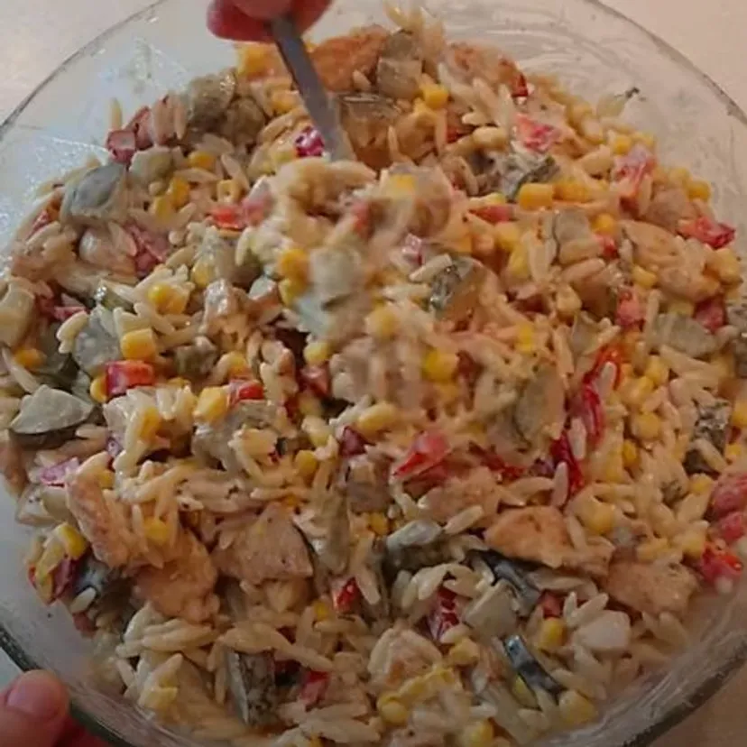 Dodaję do sałatki gyros zamiast kapusty pekińskiej. Żałuję, że nie znałem tego przepisu wcześniej