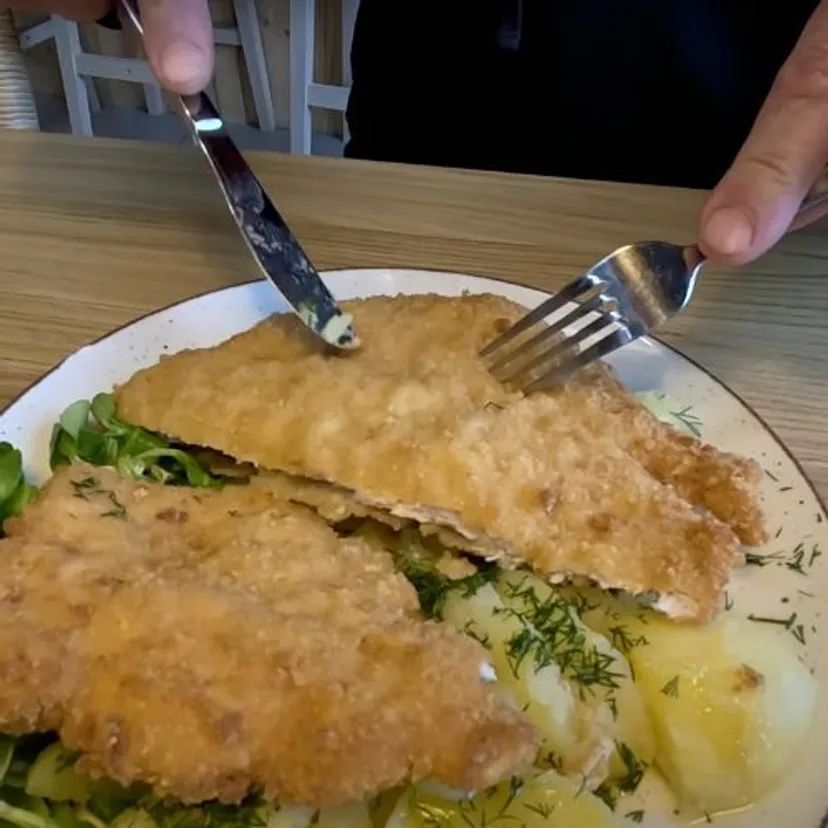 Strzelczyk zjadł gigantycznego schabowego w Zakopanem. Jego cena przyjemnie zaskakuje