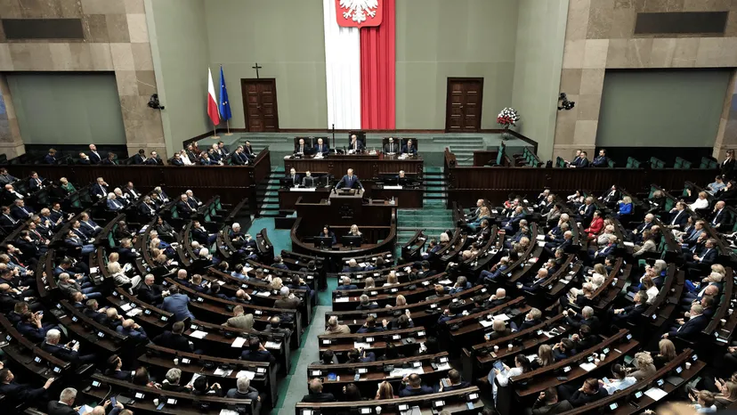 Sejm za chwilę przejdzie w tryb tajny. Posłom zabierają telefony, wiemy co się dzieje
