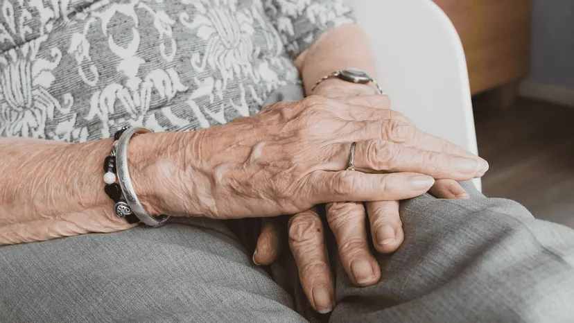 Ukryte korzyści z legitymacji emeryta. Nie każdy senior wie, jakie daje przywileje