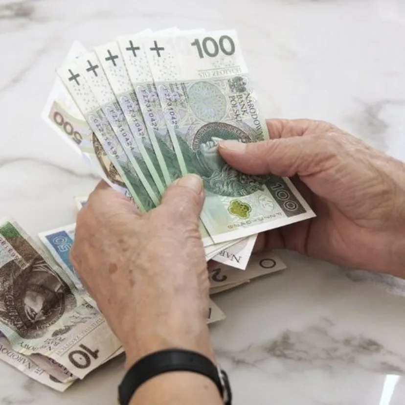 Otrzymują emeryturę za 1 dzień pracy i dostają pełne czternastki. Wielu Polaków wykorzystuje tę lukę w prawie