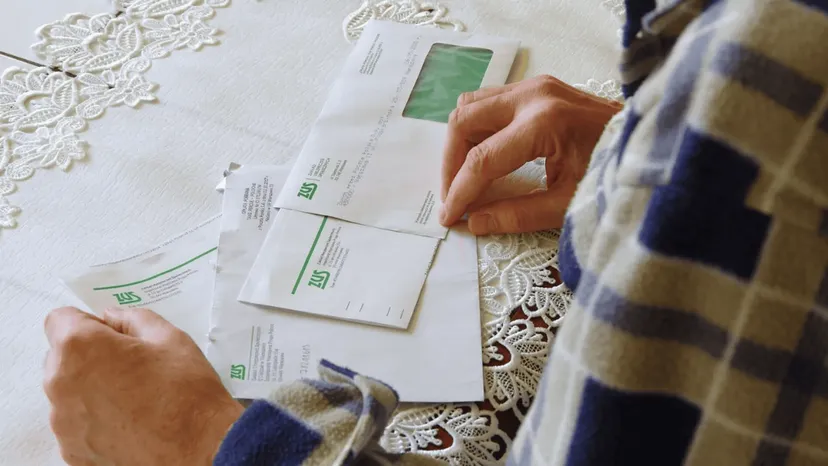 Średnio 355 zł miesięcznie. Seniorzy ustawiają się w kolejkach po nowe świadczenie z ZUS
