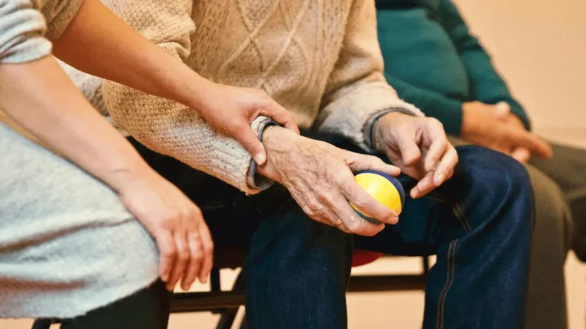 Ile wyniesie najniższa emerytura? Jest kluczowy wskaźnik. Tyle seniorzy dostaną "na rękę"