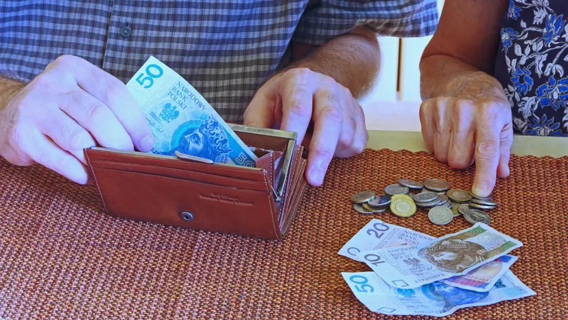Seniorze, tak możesz dorobić przed Bożym Narodzeniem. Świadczenie emerytalne nie będzie przeszkodą