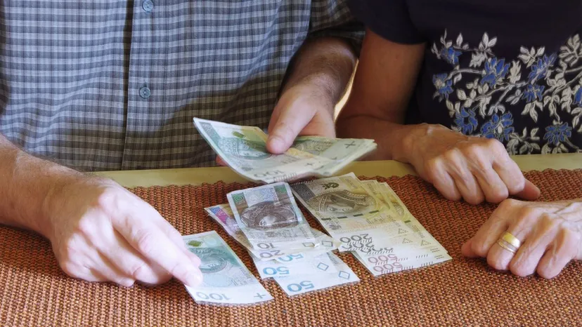 Dodatek do rachunków za prąd. Ci seniorzy mogą złożyć wniosek do ZUS
