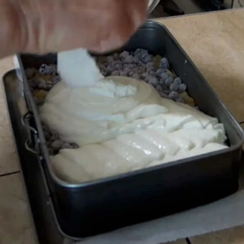 Taki sernik z jagodami robię raz na kilka dni. Rodzina wciąż o niego prosi