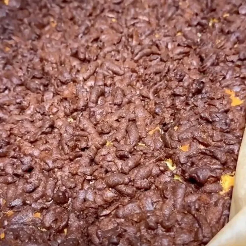Wyrób ciasto z kakao i upiecz z masą serową. Sernik królewski smakuje jak marzenie