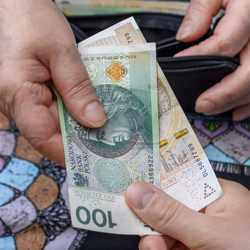 Pieniądze dla kolejnej grupy seniorów, ZUS zacznie wypłaty już w styczniu. Dla kogo dodatek pielęgnacyjny?