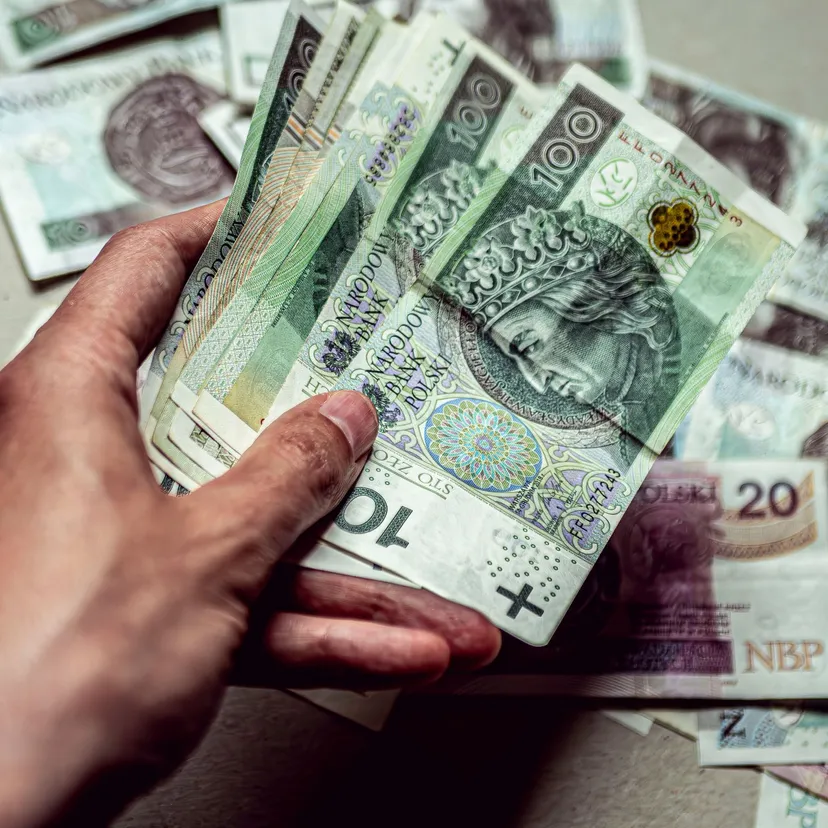 Żabka ruszyła z rekrutacją do 170 sklepów sezonowych. Wiadomo, ile płaci za pracę w wakacje