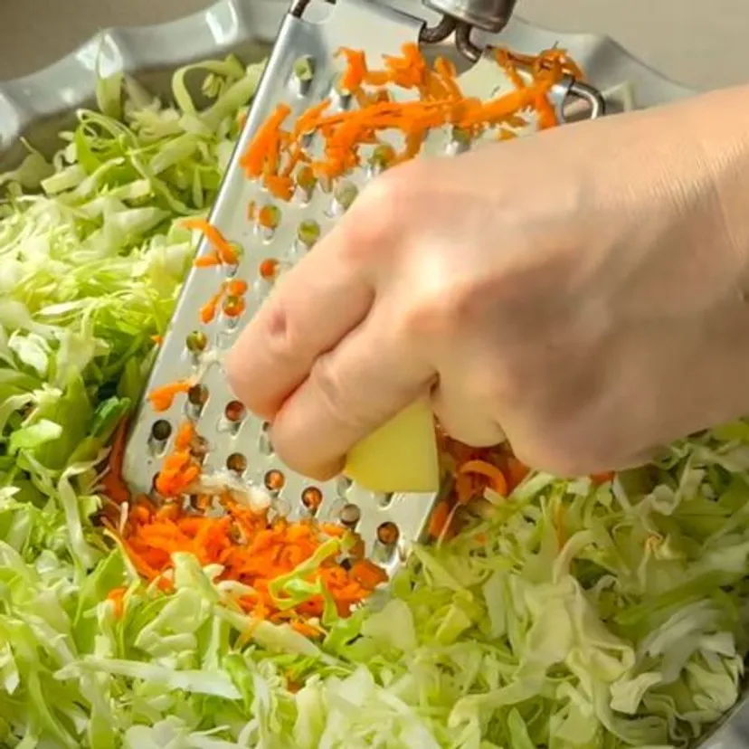 Ta surówka z młodej kapusty jest hitem w miom domu. Rodzina mówi, że smakuje lepiej, niż w restauracji