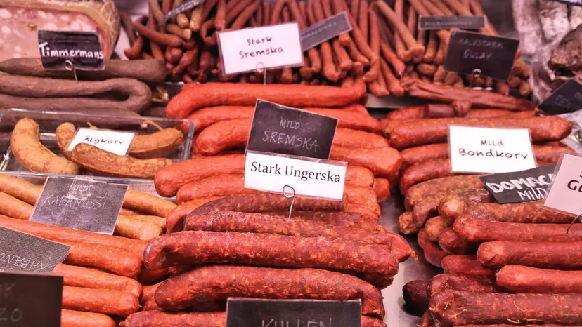 Tak oszukują na kiełbasie. Supermarkety stosują trik, który kosztuje Polaków fortunę