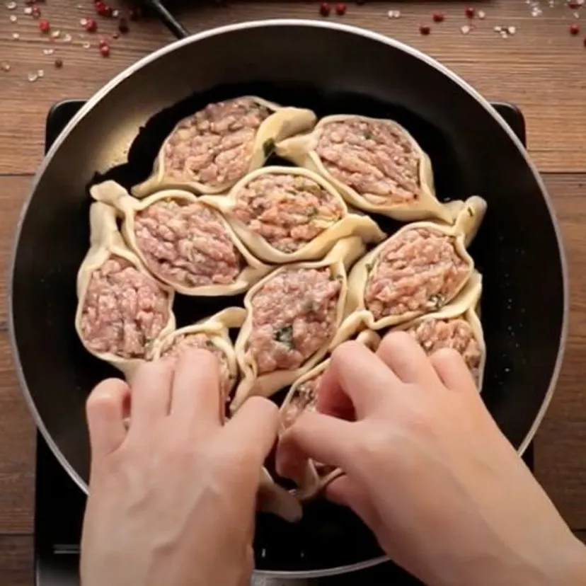 Pakuję mięso do makaronu i wkładam do piekarnika. To najlepszy obiad na niedzielę