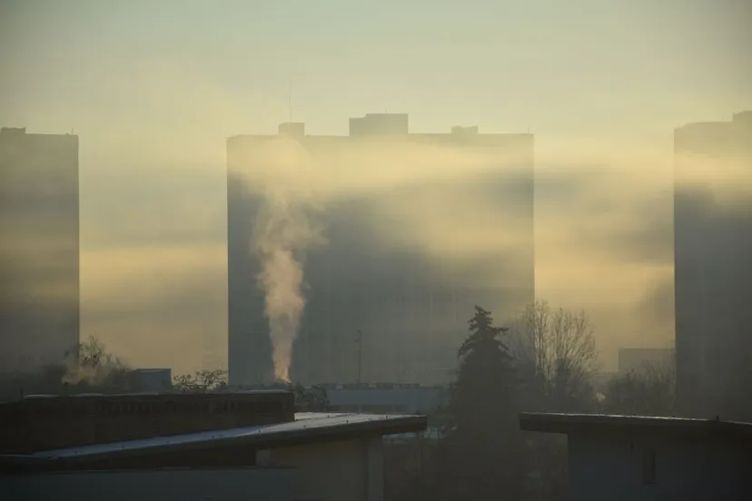 Powietrze nie do oddychania w tym mieście. Mapy "płoną" na czerwono, dziś darmowa komunikacja