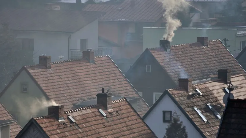 IMGW ostrzega. Gęste mgły i szadź utrudnią ruch w całym kraju