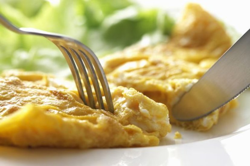 Zalej płatki owsiane mlekiem i wrzuć 2 jajka. Z tym śniadaniem schudłam już 5 kg