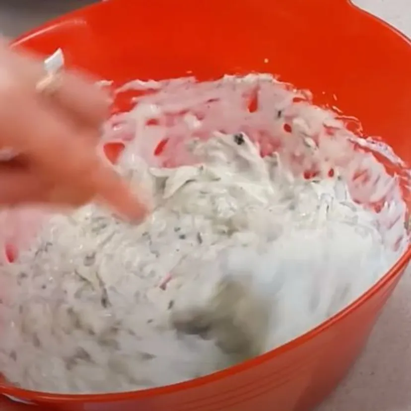 Już nie jarzynowa i gyros. Ta sałatka z ogórkowym sosem jest przebojem tych wakacji