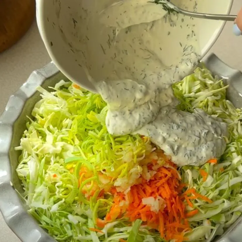 Ta surówka z młodej kapusty jest hitem w miom domu. Rodzina mówi, że smakuje lepiej, niż w restauracji