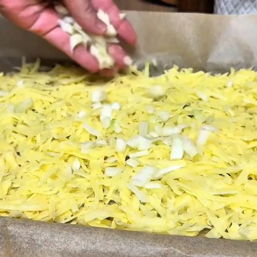 Ścieram ziemniaki i układam na nich plastry schabu. Mąż co tydzień prosi mnie o ten obiad