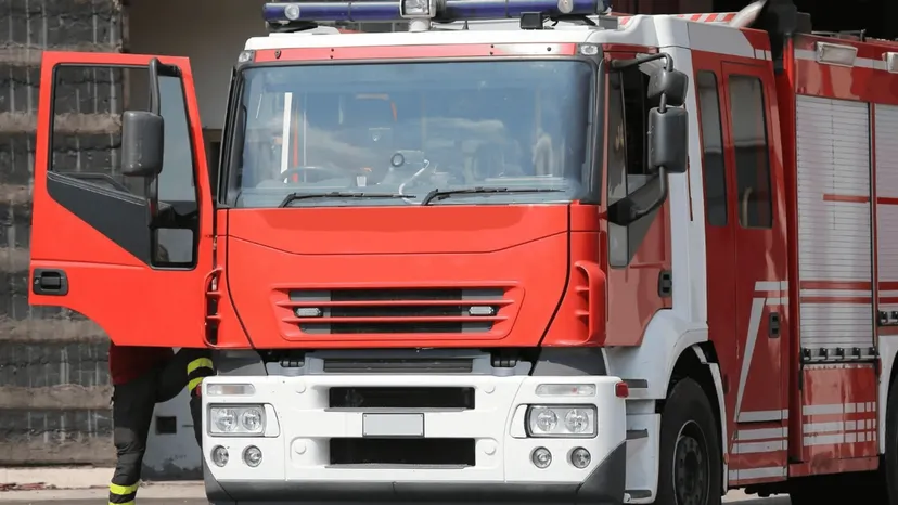Ogromny pożar pod Warszawą, płonie hala produkcyjna. Czarny dym przysłonił niebo