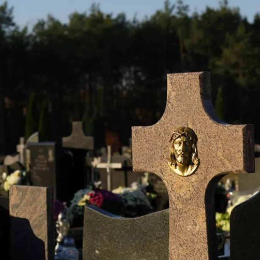 Kontrole przed Wszystkimi Świętymi już trwają. Za stroik na grób można dostać karę