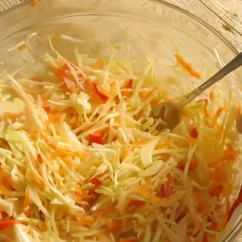 Ta surówka smakuje jak z chińskiej restauracji. Pasuje niemal do wszystkiego