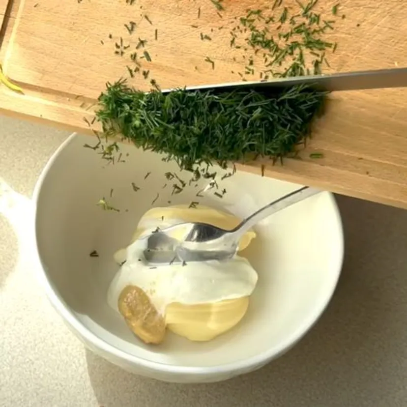 Latem robię taką surówkę z młodej kapusty. Smakuje lepiej niż te z restauracji