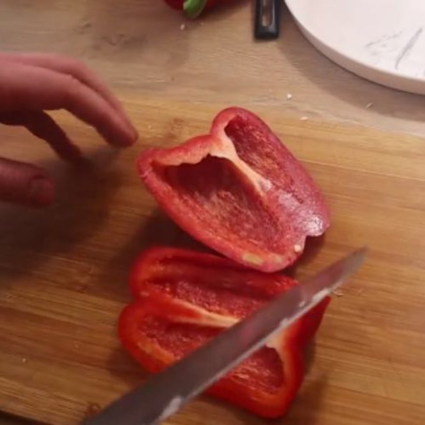 Ta surówka jest pyszna oraz pełna witamin. Zrobisz ją w kilka chwil, a smakuje lepiej, niż w restauracji