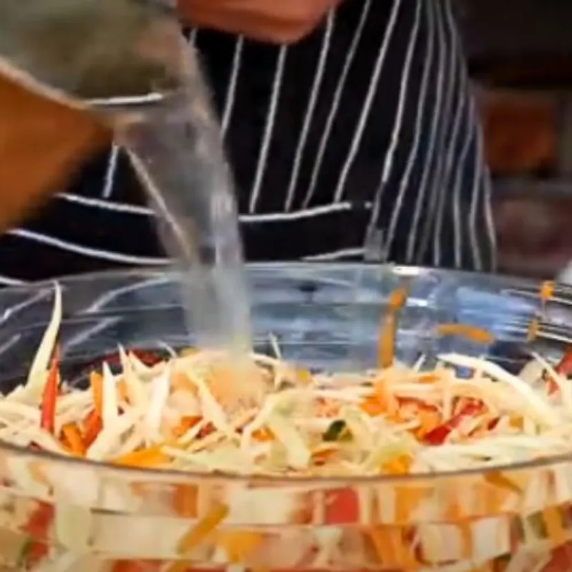 Ta surówka smakuje lepiej niż z restauracji. Robię ją z przepisu słynnego kucharza