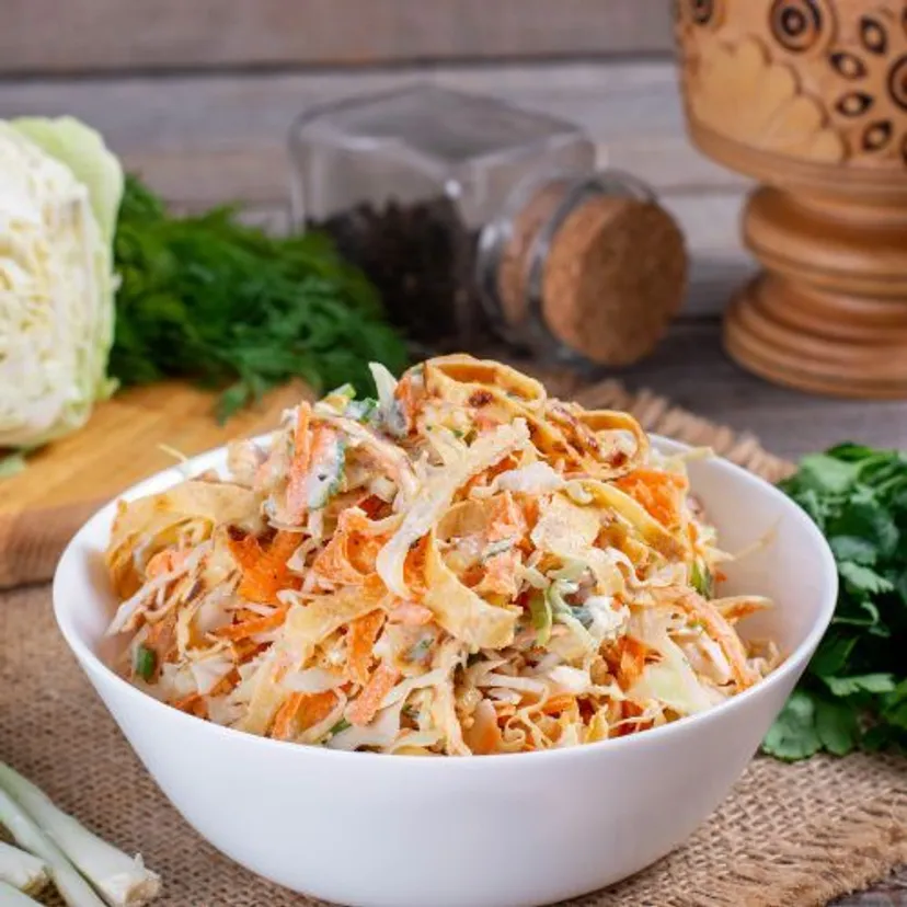 Ta surówka smakuje jak z chińskiej restauracji. Rodzina wciąż o nią prosi
