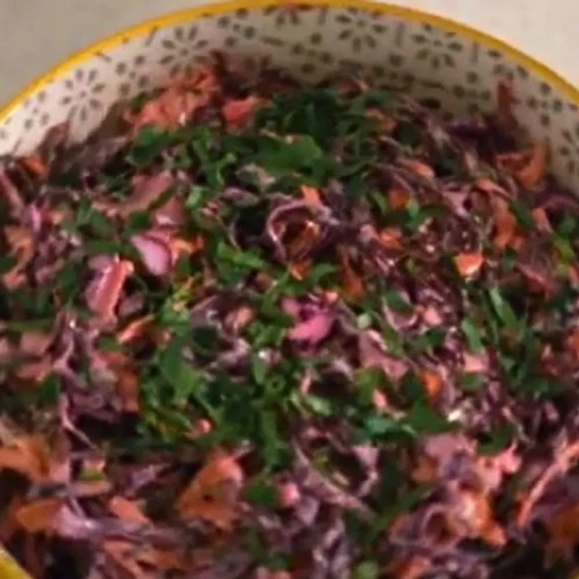 Żaden coleslaw, żadna kapusta pekińska. W moim domu króluje teraz obłędna surówka biskupia