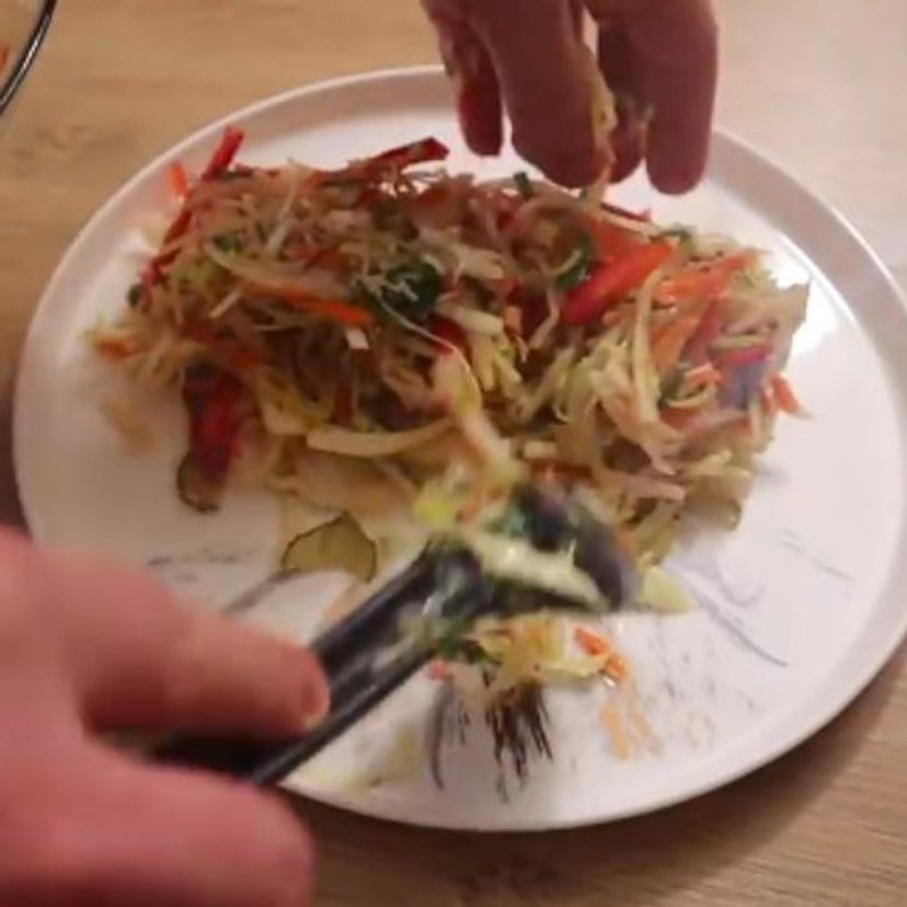 Ta surówka jest pyszna oraz pełna witamin. Zrobisz ją w kilka chwil, a smakuje lepiej, niż w restauracji