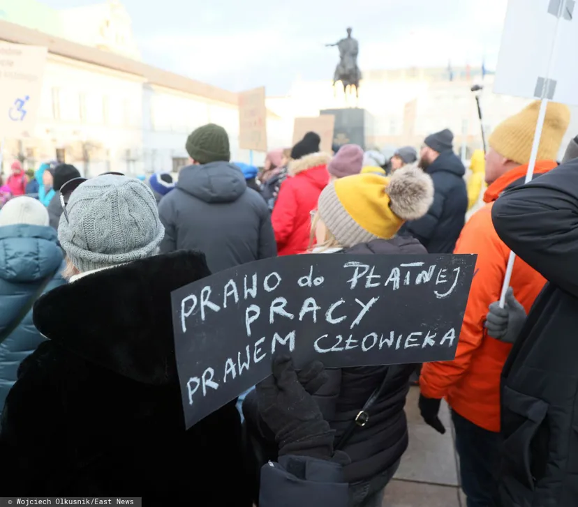 Od 2026 r. gwarantowane 3386 zł miesięcznie, bez względu na dochód. Wypłaty środków od 15 maja
