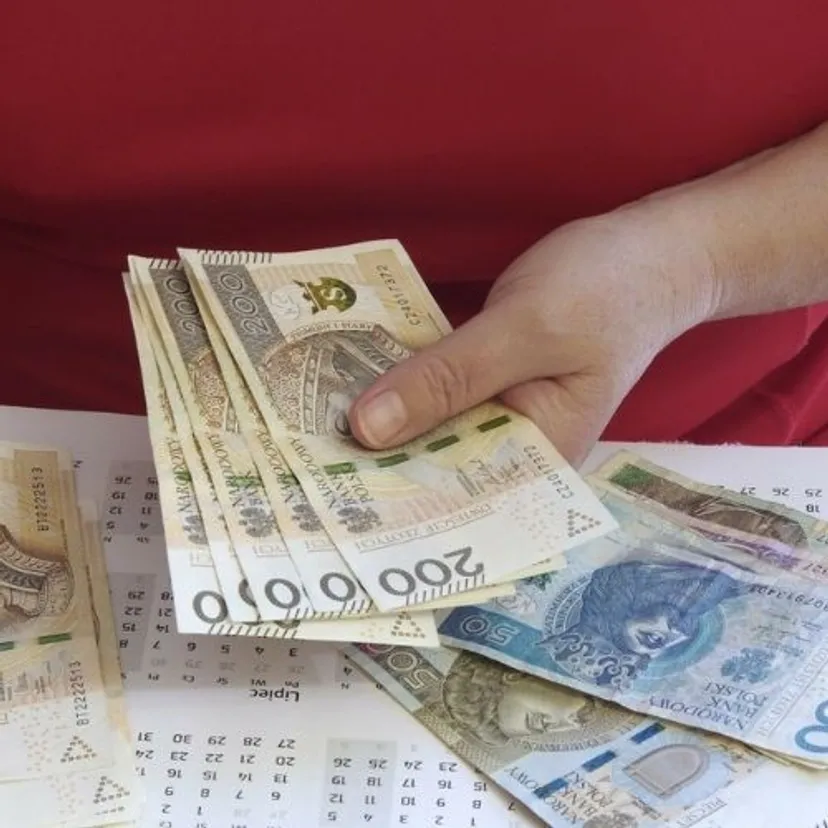 ZUS wypłaca 6938 zł 92 gr co miesiąc. Świadczenie honorowe dostają nieliczni