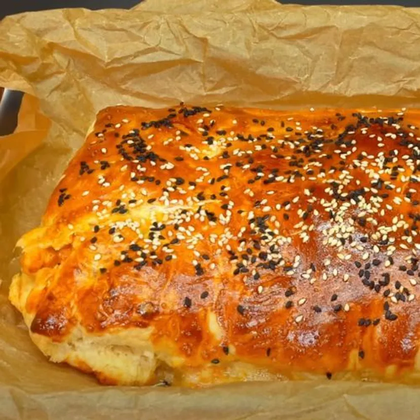 Podsmaż kurczaka, posyp serem, zawiń w ciasto francuskie. To danie pokochasz za smak i wygląd