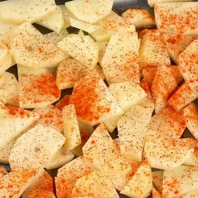 Układam ziemniaki w brytfance i przykrywam je mięsem mielonym. Obiad robi się sam, a smakuje tak, że mógłbym go jeść codziennie