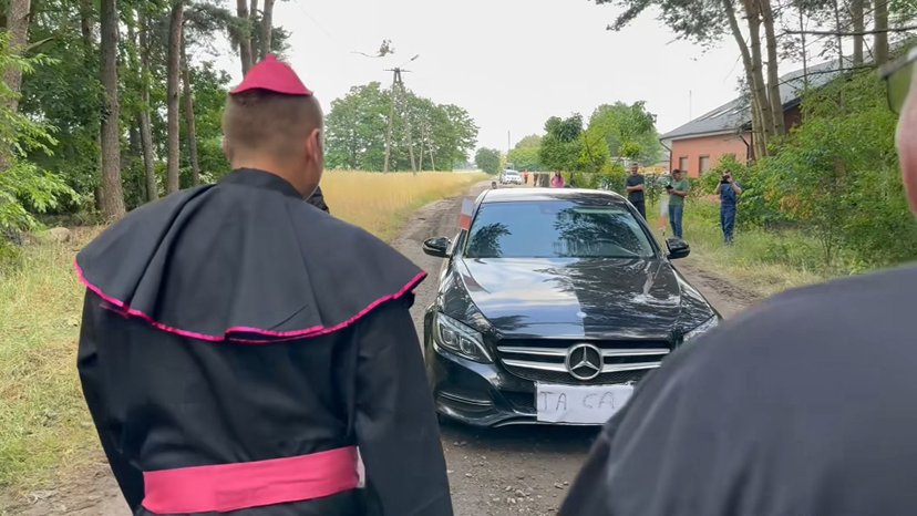 Mieli dość czekania, sami utwardzili drogę. Jej otwarcie uczcili udając proboszcza i biskupa
